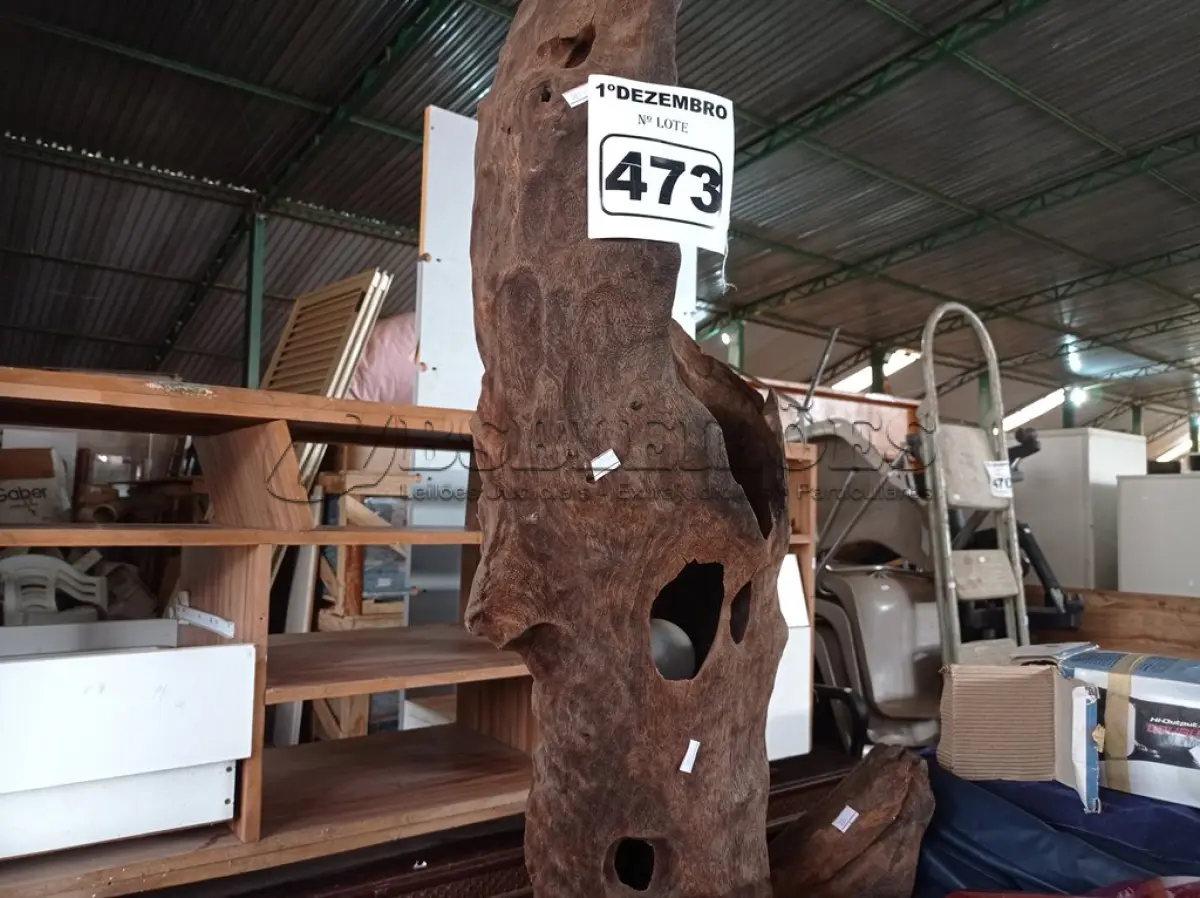 LOTE 473 - 01 ABAJUR RUSTICO EM MADEIRA. (NO ESTADO) ATENÇÃO! FAZER A VISITAÇÃO ANTES DE ARREMATAR, NÃO SABEMOS SE FUNCIONA. LEILÃO NÃO TEM GARANTIA E NEM DEVOLUÇÃO, SUJEITO A POSSÍVEIS AVARIAS VISÍVEIS/OCULTAS E/OU AUSÊNCIA DE COMPONENTES.