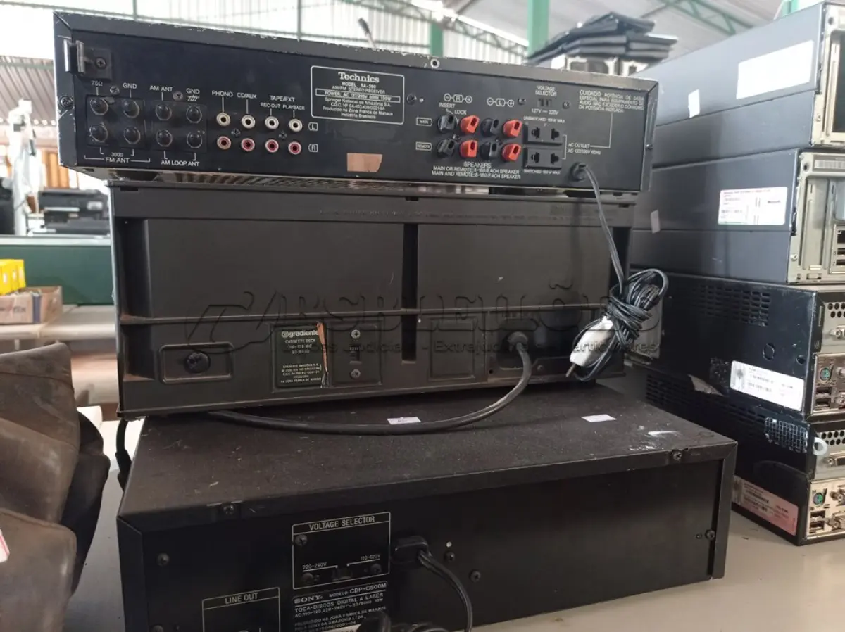 LOTE 299 - 01 TOCA CD, 01 STÉREO DECK E 01 AM/FM STÉREO RECEIVER. (NO ESTADO) ATENÇÃO! FAZER A VISITAÇÃO ANTES DE ARREMATAR, NÃO SABEMOS SE FUNCIONA. LEILÃO NÃO TEM GARANTIA E NEM DEVOLUÇÃO, SUJEITO A POSSÍVEIS AVARIAS VISÍVEIS/OCULTAS E/OU AUSÊNCIA DE COMPONENTES.