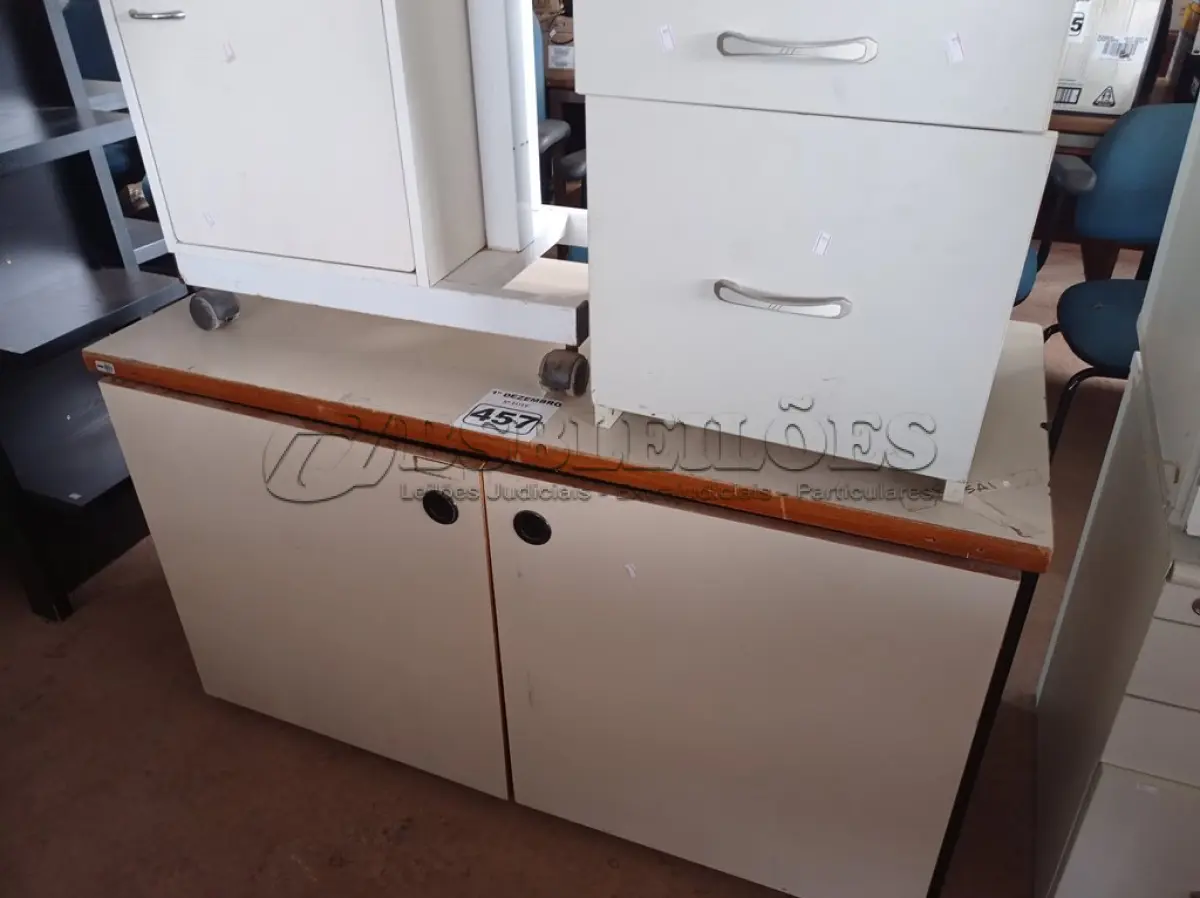LOTE 457 - 01 ARMÁRIO BAIXO, 02 GAVETEIROS E 01 CARRINHO COM BANDEJA ELEVATÓRIA. (NO ESTADO) ATENÇÃO! FAZER A VISITAÇÃO ANTES DE ARREMATAR, NÃO SABEMOS SE FUNCIONA. LEILÃO NÃO TEM GARANTIA E NEM DEVOLUÇÃO, SUJEITO A POSSÍVEIS AVARIAS VISÍVEIS/OCULTAS E/OU AUSÊNCIA DE COMPONENTES.