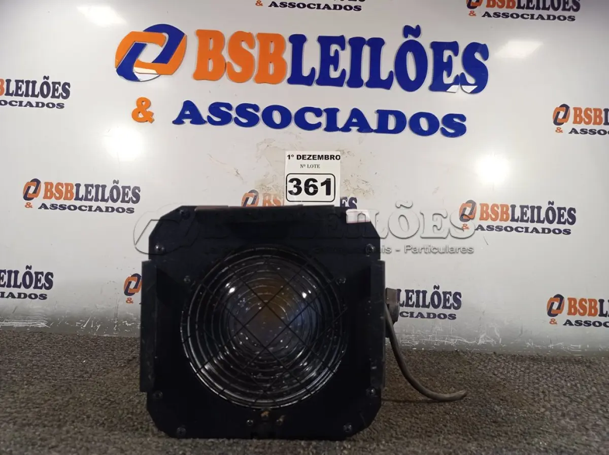 LOTE 361 - 01 LUMINÁRIA PARA ESTÚDIO LINE UP. (NO ESTADO) ATENÇÃO! FAZER A VISITAÇÃO ANTES DE ARREMATAR, NÃO SABEMOS SE FUNCIONA. LEILÃO NÃO TEM GARANTIA E NEM DEVOLUÇÃO, SUJEITO A POSSÍVEIS AVARIAS VISÍVEIS/OCULTAS E/OU AUSÊNCIA DE COMPONENTES.