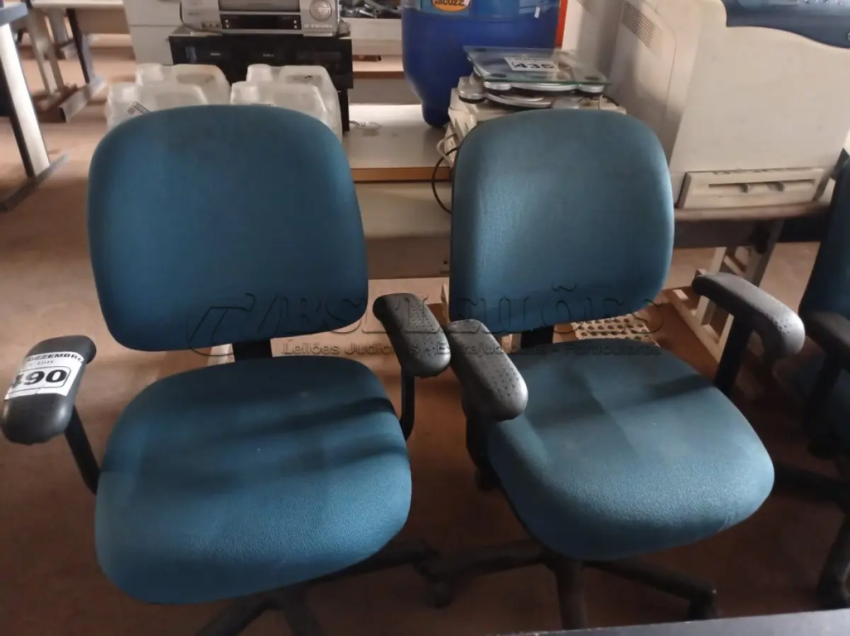 LOTE 490 - 02 CADEIRAS DE ESCRITÓRIO COM BASE GIRATÓRIA. (NO ESTADO) ATENÇÃO! FAZER A VISITAÇÃO ANTES DE ARREMATAR, NÃO SABEMOS SE FUNCIONA. LEILÃO NÃO TEM GARANTIA E NEM DEVOLUÇÃO, SUJEITO A POSSÍVEIS AVARIAS VISÍVEIS/OCULTAS E/OU AUSÊNCIA DE COMPONENTES.