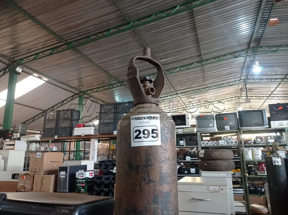LOTE 295 - 01 CILINDRO. (NO ESTADO) ATENÇÃO! FAZER A VISITAÇÃO ANTES DE ARREMATAR, NÃO SABEMOS SE FUNCIONA. LEILÃO NÃO TEM GARANTIA E NEM DEVOLUÇÃO, SUJEITO A POSSÍVEIS AVARIAS VISÍVEIS/OCULTAS E/OU AUSÊNCIA DE COMPONENTES.
