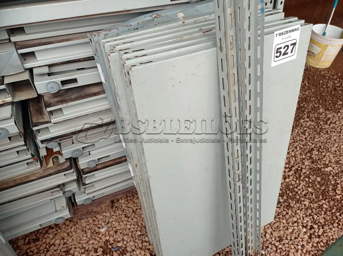 LOTE 527 - 01 ESTANTE DE AÇO COM 08 PRATELEIRAS. (NO ESTADO) ATENÇÃO! FAZER A VISITAÇÃO ANTES DE ARREMATAR, NÃO SABEMOS SE FUNCIONA. LEILÃO NÃO TEM GARANTIA E NEM DEVOLUÇÃO, SUJEITO A POSSÍVEIS AVARIAS VISÍVEIS/OCULTAS E/OU AUSÊNCIA DE COMPONENTES.