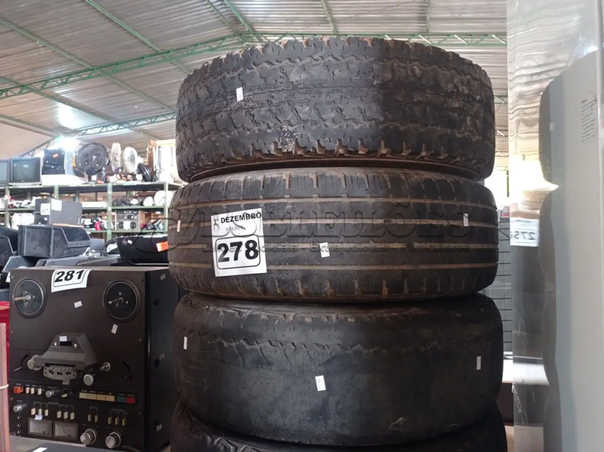 LOTE 278 - 04 RODAS DE FERRO PARA CAMIONETE 05 FUROS COM PNEUS USADOS ARO 15. (NO ESTADO) ATENÇÃO! FAZER A VISITAÇÃO ANTES DE ARREMATAR, NÃO SABEMOS SE FUNCIONA. LEILÃO NÃO TEM GARANTIA E NEM DEVOLUÇÃO, SUJEITO A POSSÍVEIS AVARIAS VISÍVEIS/OCULTAS E/OU AUSÊNCIA DE COMPONENTES.