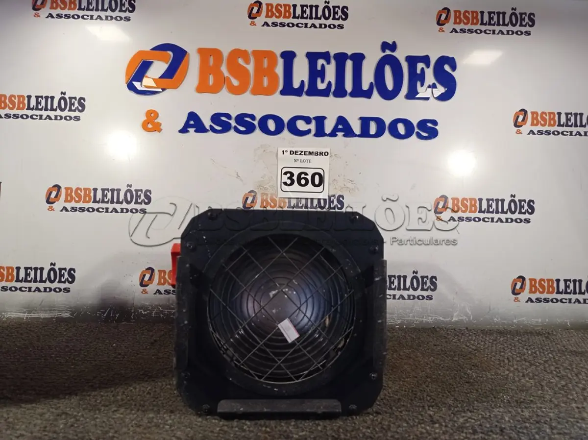 LOTE 360 - 01 LUMINÁRIA PARA ESTÚDIO LINE UP. (NO ESTADO) ATENÇÃO! FAZER A VISITAÇÃO ANTES DE ARREMATAR, NÃO SABEMOS SE FUNCIONA. LEILÃO NÃO TEM GARANTIA E NEM DEVOLUÇÃO, SUJEITO A POSSÍVEIS AVARIAS VISÍVEIS/OCULTAS E/OU AUSÊNCIA DE COMPONENTES.