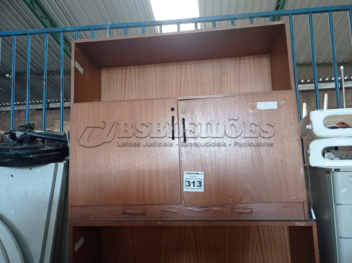 LOTE 313 - 02 ARMÁRIOS BAIXOS EM MADEIRA COM 02 PORTAS. (NO ESTADO) ATENÇÃO! FAZER A VISITAÇÃO ANTES DE ARREMATAR, NÃO SABEMOS SE FUNCIONA. LEILÃO NÃO TEM GARANTIA E NEM DEVOLUÇÃO, SUJEITO A POSSÍVEIS AVARIAS VISÍVEIS/OCULTAS E/OU AUSÊNCIA DE COMPONENTES.