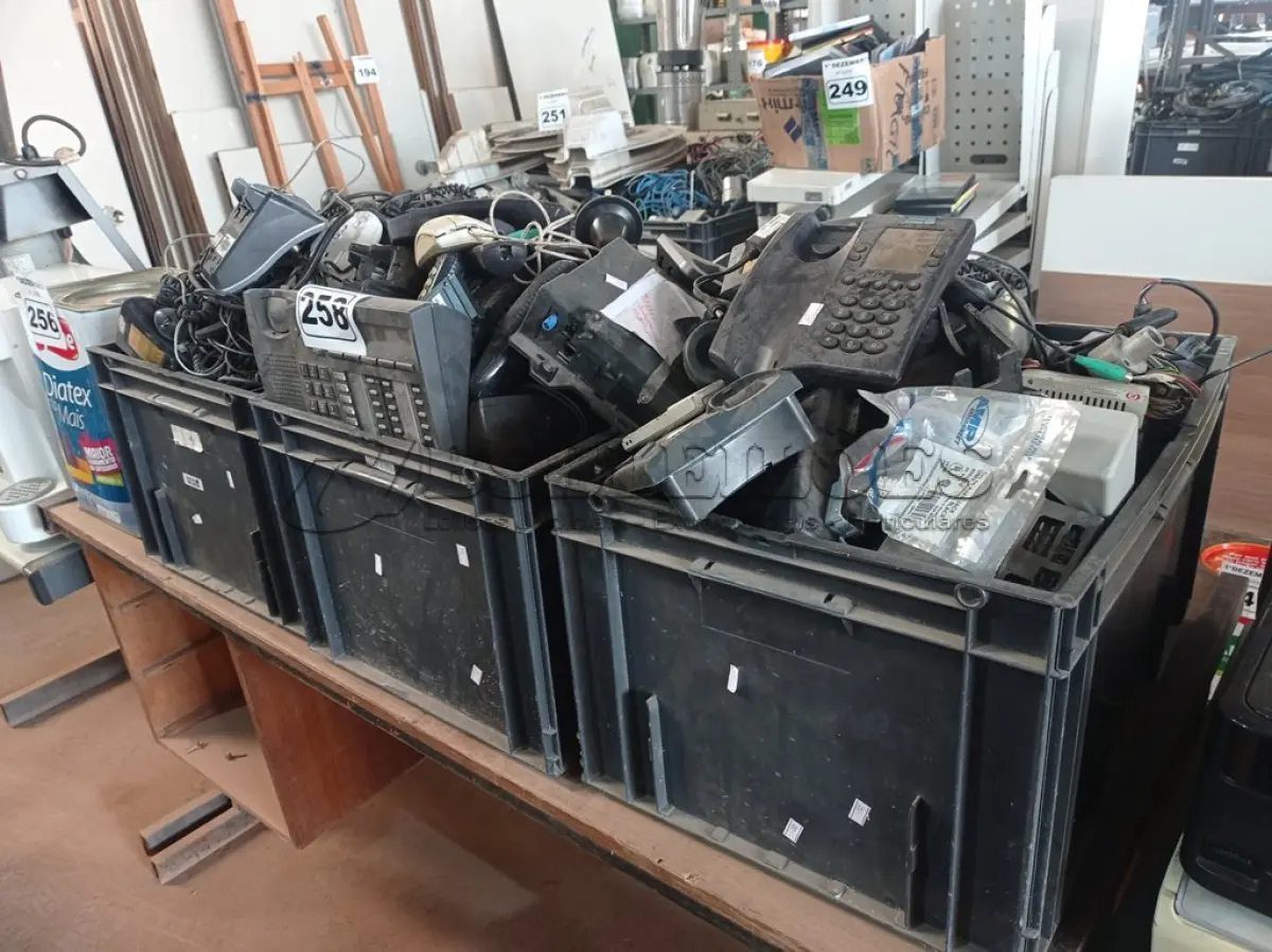 LOTE 258 - 03 CAIXAS COM VÁRIOS APARELHOS DE TELEFONE E ELETRÔNICOS DIVERSOS. (NO ESTADO) ATENÇÃO! FAZER A VISITAÇÃO ANTES DE ARREMATAR, NÃO SABEMOS SE FUNCIONA. LEILÃO NÃO TEM GARANTIA E NEM DEVOLUÇÃO, SUJEITO A POSSÍVEIS AVARIAS VISÍVEIS/OCULTAS E/OU AUSÊNCIA DE COMPONENTES.