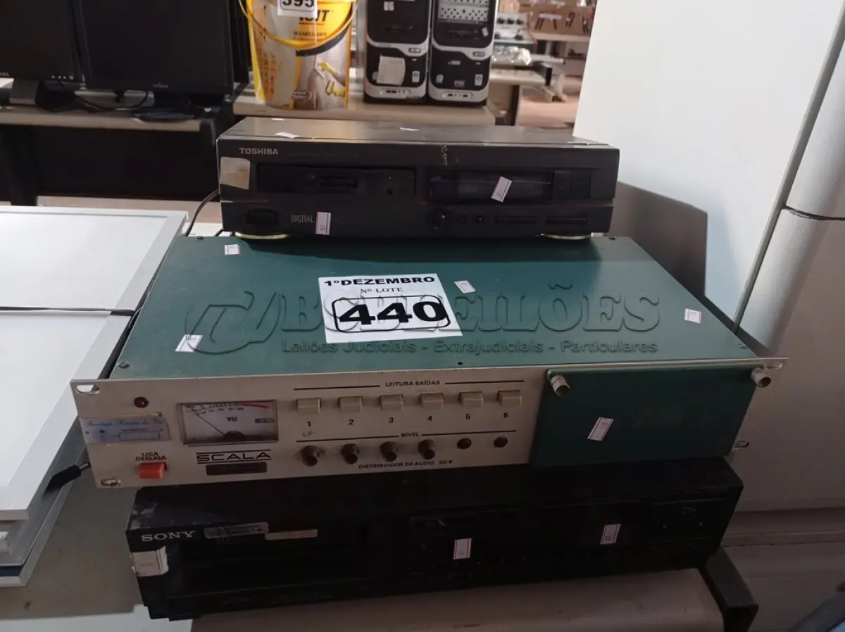 LOTE 440 - 01 DISTRIBUIDOR DE ÁUDIO, 02 CD PLAYER E 01 IMPRESSORA MATRICIAL. (NO ESTADO) ATENÇÃO! FAZER A VISITAÇÃO ANTES DE ARREMATAR, NÃO SABEMOS SE FUNCIONA. LEILÃO NÃO TEM GARANTIA E NEM DEVOLUÇÃO, SUJEITO A POSSÍVEIS AVARIAS VISÍVEIS/OCULTAS E/OU AUSÊNCIA DE COMPONENTES.