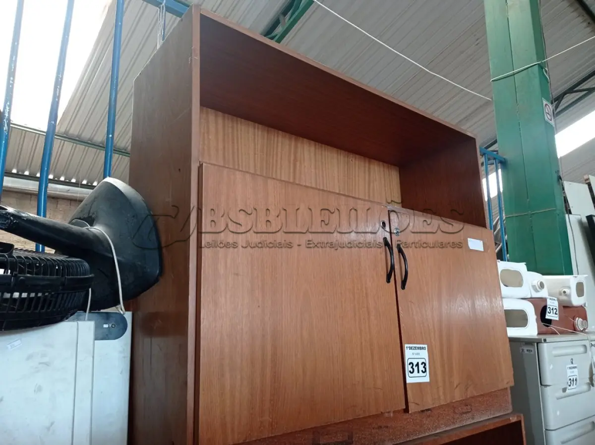 LOTE 313 - 02 ARMÁRIOS BAIXOS EM MADEIRA COM 02 PORTAS. (NO ESTADO) ATENÇÃO! FAZER A VISITAÇÃO ANTES DE ARREMATAR, NÃO SABEMOS SE FUNCIONA. LEILÃO NÃO TEM GARANTIA E NEM DEVOLUÇÃO, SUJEITO A POSSÍVEIS AVARIAS VISÍVEIS/OCULTAS E/OU AUSÊNCIA DE COMPONENTES.