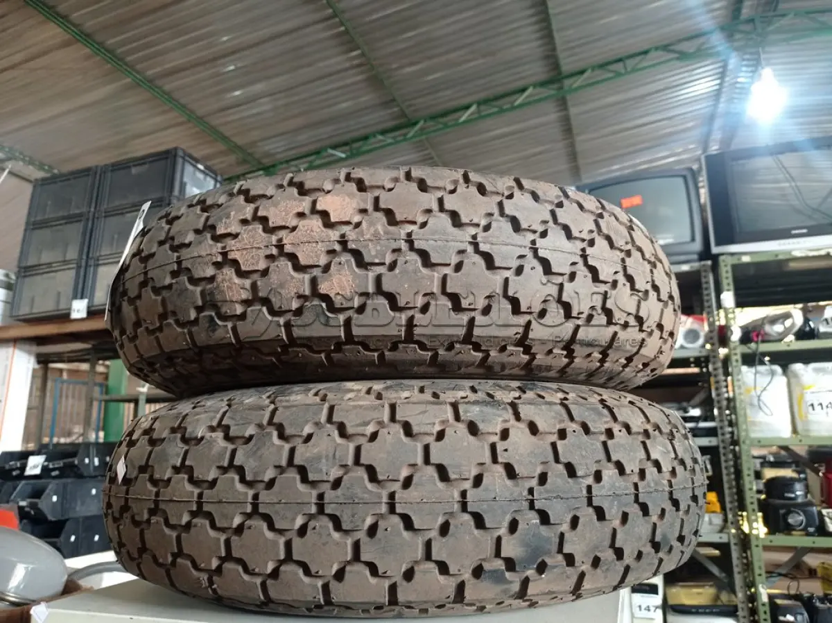 LOTE 235 - 02 PNEUS PARA EMPILHADEIRA 6-00X9. (NO ESTADO) ATENÇÃO! FAZER A VISITAÇÃO ANTES DE ARREMATAR, NÃO SABEMOS SE FUNCIONA. LEILÃO NÃO TEM GARANTIA E NEM DEVOLUÇÃO, SUJEITO A POSSÍVEIS AVARIAS VISÍVEIS/OCULTAS E/OU AUSÊNCIA DE COMPONENTES.