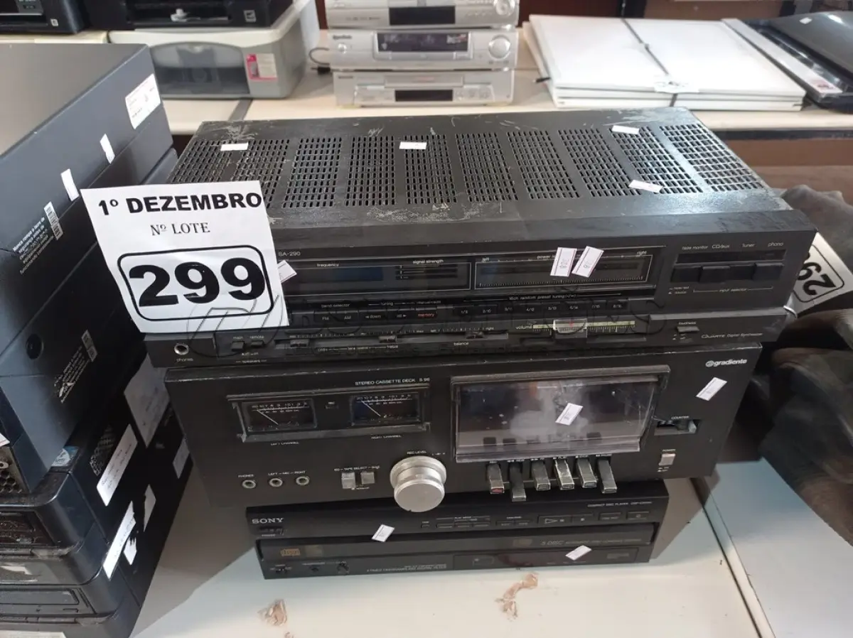 LOTE 299 - 01 TOCA CD, 01 STÉREO DECK E 01 AM/FM STÉREO RECEIVER. (NO ESTADO) ATENÇÃO! FAZER A VISITAÇÃO ANTES DE ARREMATAR, NÃO SABEMOS SE FUNCIONA. LEILÃO NÃO TEM GARANTIA E NEM DEVOLUÇÃO, SUJEITO A POSSÍVEIS AVARIAS VISÍVEIS/OCULTAS E/OU AUSÊNCIA DE COMPONENTES.