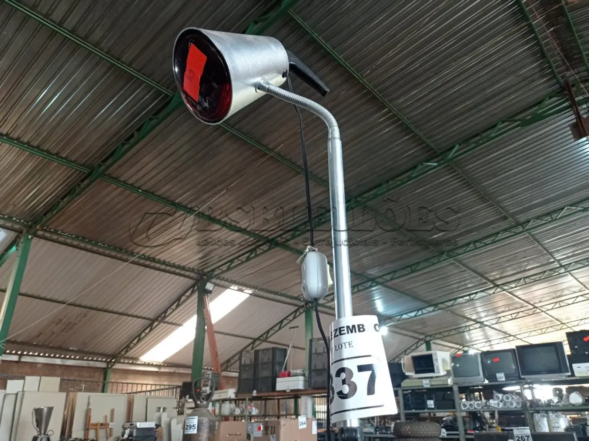 LOTE 337 - 01 LUMIARIA COM SUPORTE. (NO ESTADO) ATENÇÃO! FAZER A VISITAÇÃO ANTES DE ARREMATAR, NÃO SABEMOS SE FUNCIONA. LEILÃO NÃO TEM GARANTIA E NEM DEVOLUÇÃO, SUJEITO A POSSÍVEIS AVARIAS VISÍVEIS/OCULTAS E/OU AUSÊNCIA DE COMPONENTES.