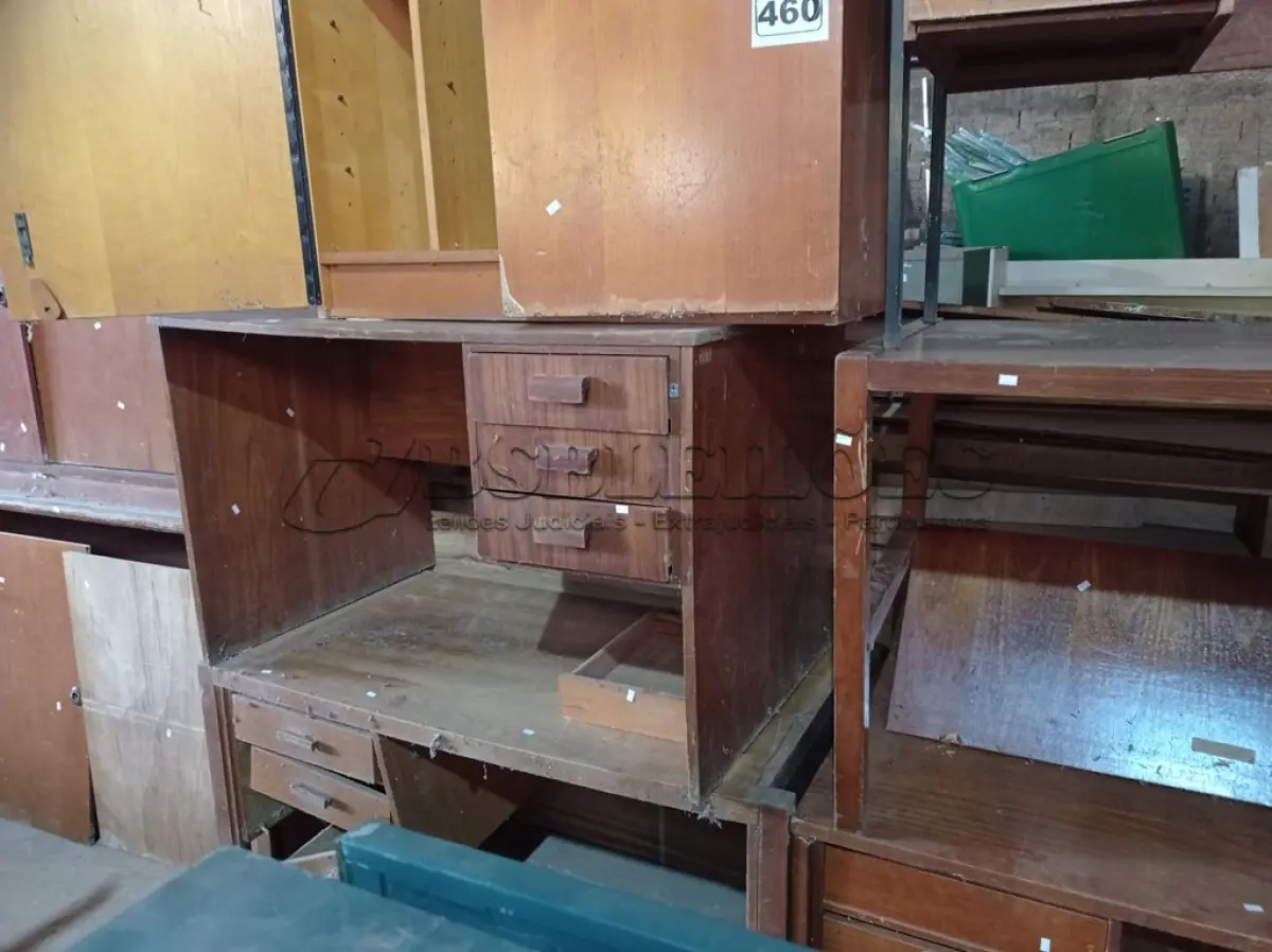 LOTE 460 - 05 MESAS E 01 ARMÁRIO BAIXO EM MADEIRA. (NO ESTADO) ATENÇÃO! FAZER A VISITAÇÃO ANTES DE ARREMATAR, NÃO SABEMOS SE FUNCIONA. LEILÃO NÃO TEM GARANTIA E NEM DEVOLUÇÃO, SUJEITO A POSSÍVEIS AVARIAS VISÍVEIS/OCULTAS E/OU AUSÊNCIA DE COMPONENTES.