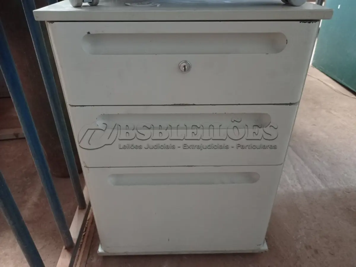 LOTE 382 - 02 GAVETEIROS COM 03 GAVETAS. (NO ESTADO) ATENÇÃO! FAZER A VISITAÇÃO ANTES DE ARREMATAR, NÃO SABEMOS SE FUNCIONA. LEILÃO NÃO TEM GARANTIA E NEM DEVOLUÇÃO, SUJEITO A POSSÍVEIS AVARIAS VISÍVEIS/OCULTAS E/OU AUSÊNCIA DE COMPONENTES.