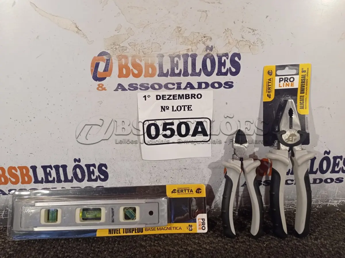 LOTE 050 - 01 NÍVEL DE MÃO, 01 ALICATE UNIVERSAL E 01 ALICATE DE CORTE. (NO ESTADO) ATENÇÃO! FAZER A VISITAÇÃO ANTES DE ARREMATAR, NÃO SABEMOS SE FUNCIONA. LEILÃO NÃO TEM GARANTIA E NEM DEVOLUÇÃO, SUJEITO A POSSÍVEIS AVARIAS VISÍVEIS/OCULTAS E/OU AUSÊNCIA DE COMPONENTES.