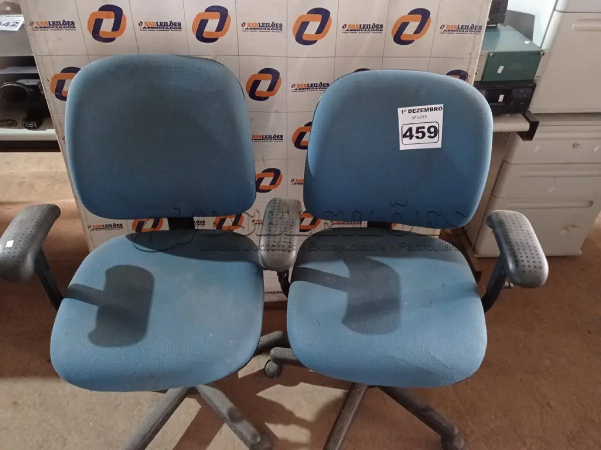 LOTE 459 - 02 CADEIRAS DE ESCRITÓRIO COM BASE GIRATÓRIA. (NO ESTADO) ATENÇÃO! FAZER A VISITAÇÃO ANTES DE ARREMATAR, NÃO SABEMOS SE FUNCIONA. LEILÃO NÃO TEM GARANTIA E NEM DEVOLUÇÃO, SUJEITO A POSSÍVEIS AVARIAS VISÍVEIS/OCULTAS E/OU AUSÊNCIA DE COMPONENTES.