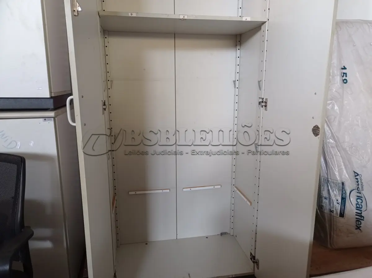 LOTE 494 - 01 ARMÁRIO ALTO EM MADEIRA. (NO ESTADO) ATENÇÃO! FAZER A VISITAÇÃO ANTES DE ARREMATAR, NÃO SABEMOS SE FUNCIONA. LEILÃO NÃO TEM GARANTIA E NEM DEVOLUÇÃO, SUJEITO A POSSÍVEIS AVARIAS VISÍVEIS/OCULTAS E/OU AUSÊNCIA DE COMPONENTES.
