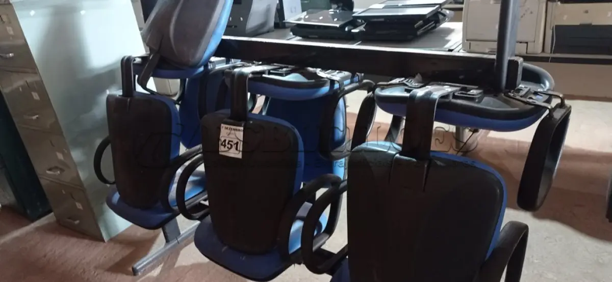 LOTE 451 - 02 LONGARINAS DE 03 LUGARES. (NO ESTADO) ATENÇÃO! FAZER A VISITAÇÃO ANTES DE ARREMATAR, NÃO SABEMOS SE FUNCIONA. LEILÃO NÃO TEM GARANTIA E NEM DEVOLUÇÃO, SUJEITO A POSSÍVEIS AVARIAS VISÍVEIS/OCULTAS E/OU AUSÊNCIA DE COMPONENTES.