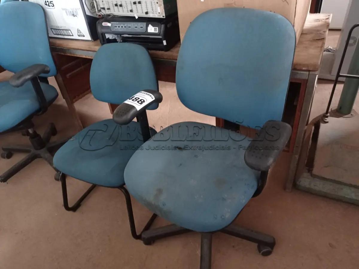 LOTE 488 - 02 CADEIRAS DE ESCRITÓRIO SENDO 01 COM BASE FIXA E OUTRA COM BASE GIRATÓRIA. (NO ESTADO) ATENÇÃO! FAZER A VISITAÇÃO ANTES DE ARREMATAR, NÃO SABEMOS SE FUNCIONA. LEILÃO NÃO TEM GARANTIA E NEM DEVOLUÇÃO, SUJEITO A POSSÍVEIS AVARIAS VISÍVEIS/OCULTAS E/OU AUSÊNCIA DE COMPONENTES.