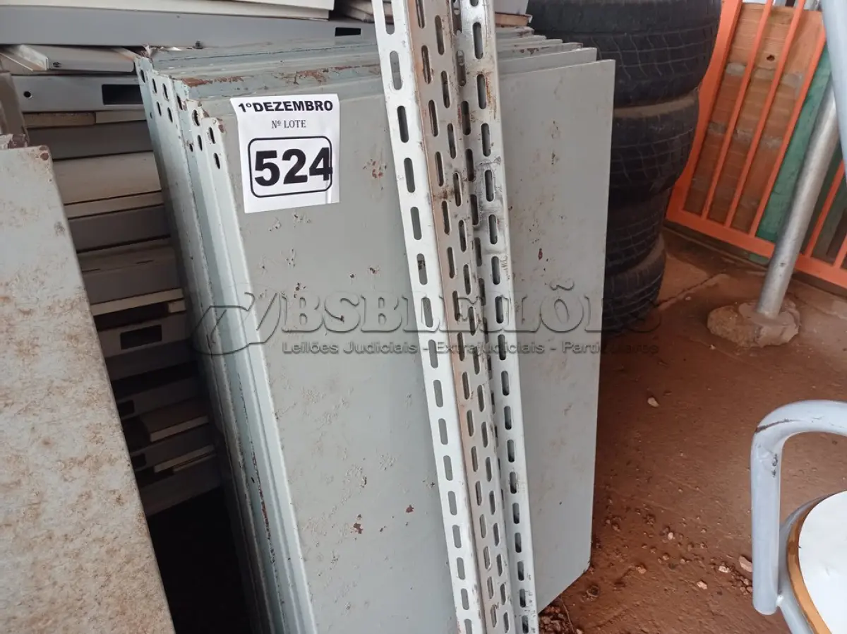 LOTE 524 - 01 ESTANTE DE AÇO COM 07 PRATELEIRAS. (NO ESTADO) ATENÇÃO! FAZER A VISITAÇÃO ANTES DE ARREMATAR, NÃO SABEMOS SE FUNCIONA. LEILÃO NÃO TEM GARANTIA E NEM DEVOLUÇÃO, SUJEITO A POSSÍVEIS AVARIAS VISÍVEIS/OCULTAS E/OU AUSÊNCIA DE COMPONENTES.
