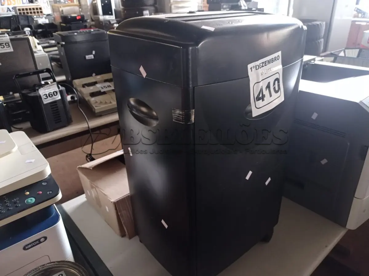 LOTE 410 - 01 FRAGMENTADORA DE PAPEL. (NO ESTADO) ATENÇÃO! FAZER A VISITAÇÃO ANTES DE ARREMATAR, NÃO SABEMOS SE FUNCIONA. LEILÃO NÃO TEM GARANTIA E NEM DEVOLUÇÃO, SUJEITO A POSSÍVEIS AVARIAS VISÍVEIS/OCULTAS E/OU AUSÊNCIA DE COMPONENTES.
