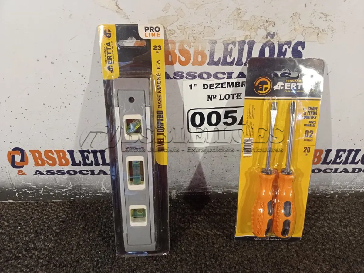 LOTE 005 - 01 NÍVEL DE MÃO E 01 DE CHAVES FENDA/PHILIPS 02 PEÇAS. (NO ESTADO) ATENÇÃO! FAZER A VISITAÇÃO ANTES DE ARREMATAR, NÃO SABEMOS SE FUNCIONA. LEILÃO NÃO TEM GARANTIA E NEM DEVOLUÇÃO, SUJEITO A POSSÍVEIS AVARIAS VISÍVEIS/OCULTAS E/OU AUSÊNCIA DE COMPONENTES.