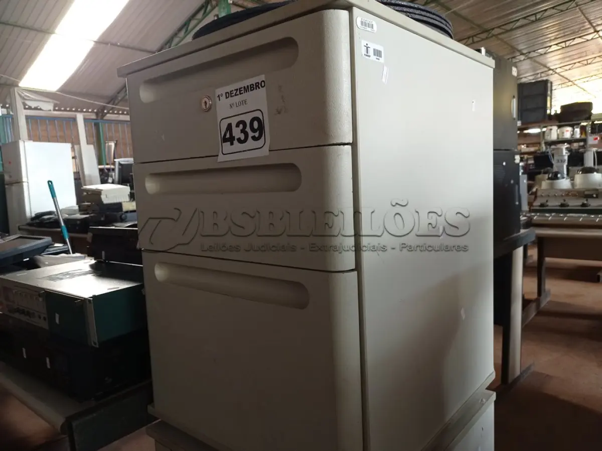 LOTE 439 - 02 GAVETEIROS COM 03 GAVETAS. (NO ESTADO) ATENÇÃO! FAZER A VISITAÇÃO ANTES DE ARREMATAR, NÃO SABEMOS SE FUNCIONA. LEILÃO NÃO TEM GARANTIA E NEM DEVOLUÇÃO, SUJEITO A POSSÍVEIS AVARIAS VISÍVEIS/OCULTAS E/OU AUSÊNCIA DE COMPONENTES.