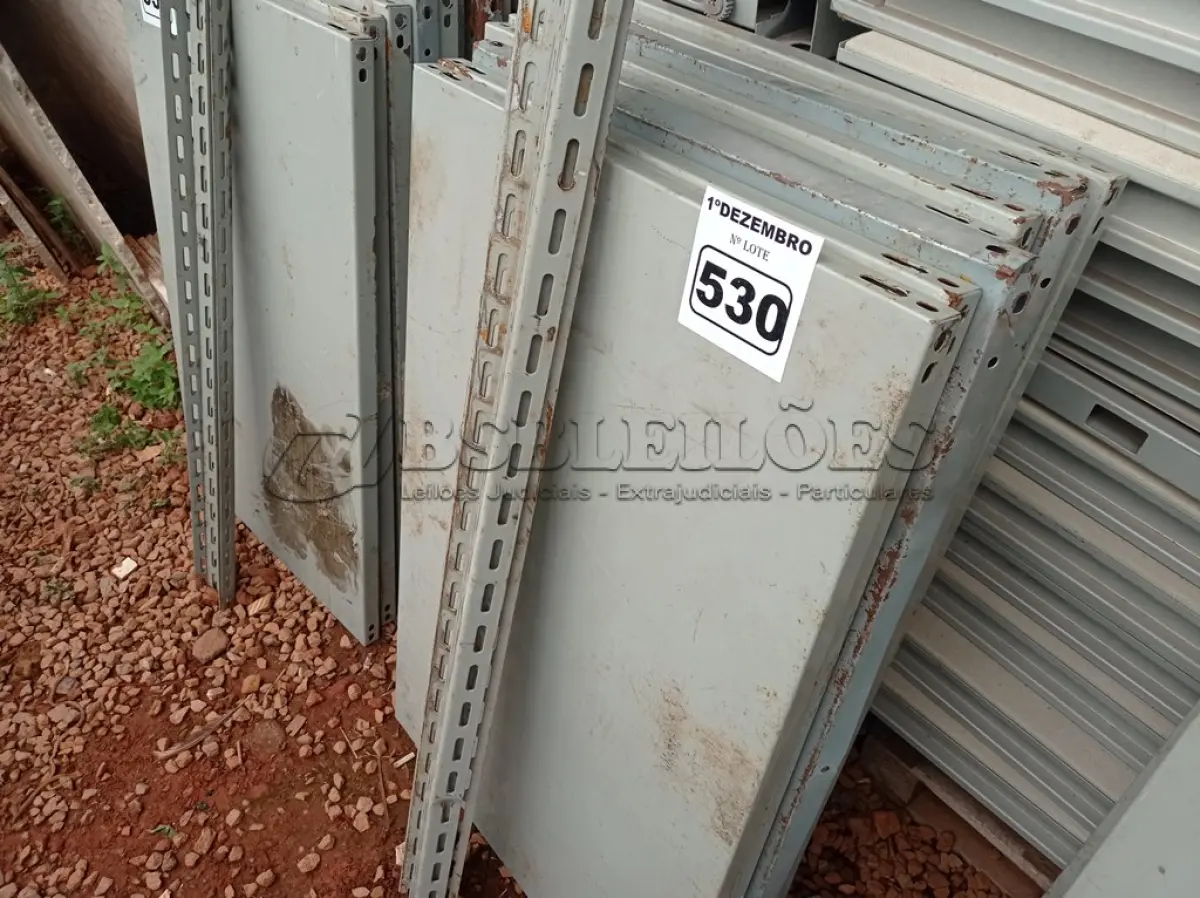 LOTE 530 - 01 ESTANTE DE AÇO COM 07 PRATELEIRAS. (NO ESTADO) ATENÇÃO! FAZER A VISITAÇÃO ANTES DE ARREMATAR, NÃO SABEMOS SE FUNCIONA. LEILÃO NÃO TEM GARANTIA E NEM DEVOLUÇÃO, SUJEITO A POSSÍVEIS AVARIAS VISÍVEIS/OCULTAS E/OU AUSÊNCIA DE COMPONENTES.