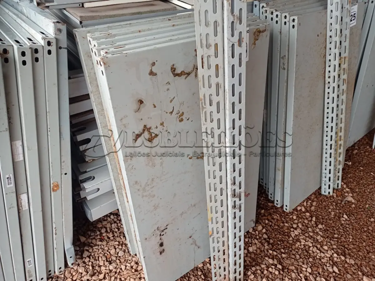 LOTE 526 - 01 ESTANTE DE AÇO COM 07 PRATELEIRAS. (NO ESTADO) ATENÇÃO! FAZER A VISITAÇÃO ANTES DE ARREMATAR, NÃO SABEMOS SE FUNCIONA. LEILÃO NÃO TEM GARANTIA E NEM DEVOLUÇÃO, SUJEITO A POSSÍVEIS AVARIAS VISÍVEIS/OCULTAS E/OU AUSÊNCIA DE COMPONENTES.