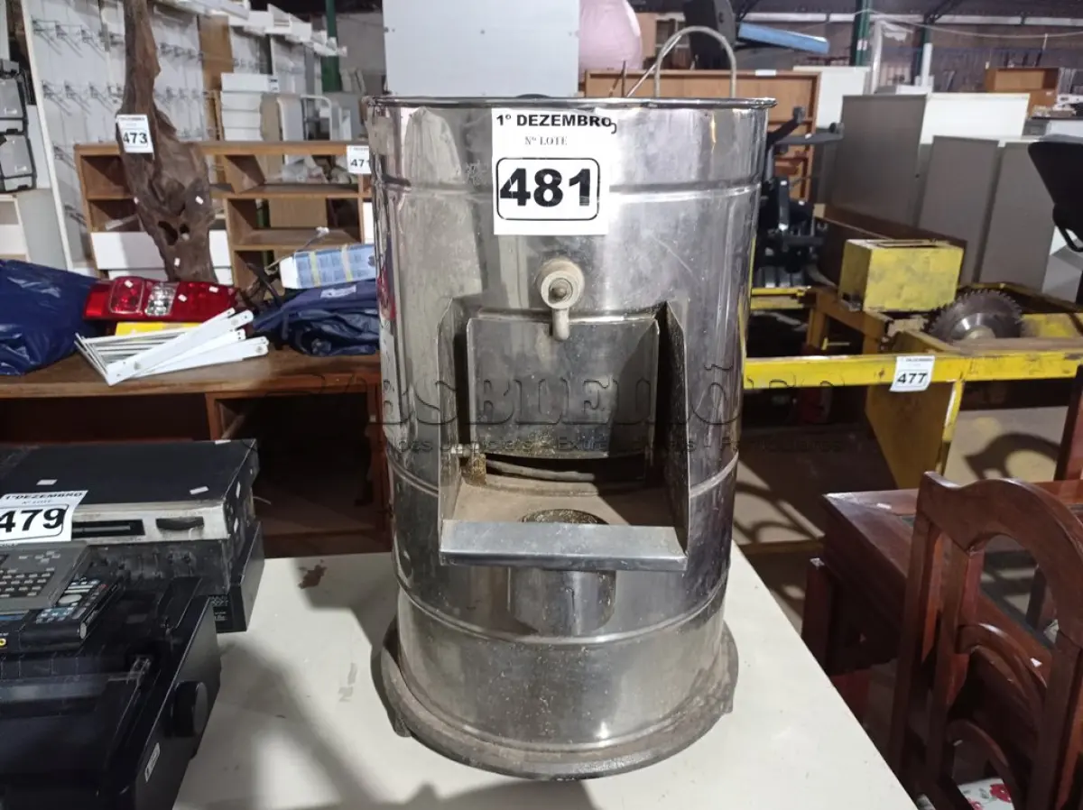 LOTE 481 - 01 DESCASCADOR DE BATATAS. (NO ESTADO) ATENÇÃO! FAZER A VISITAÇÃO ANTES DE ARREMATAR, NÃO SABEMOS SE FUNCIONA. LEILÃO NÃO TEM GARANTIA E NEM DEVOLUÇÃO, SUJEITO A POSSÍVEIS AVARIAS VISÍVEIS/OCULTAS E/OU AUSÊNCIA DE COMPONENTES.