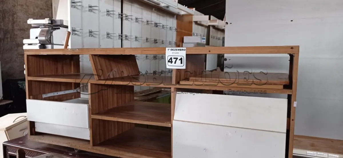 LOTE 471 - 02 RACK’S BAIXOS EM MADEIRA. (NO ESTADO) ATENÇÃO! FAZER A VISITAÇÃO ANTES DE ARREMATAR, NÃO SABEMOS SE FUNCIONA. LEILÃO NÃO TEM GARANTIA E NEM DEVOLUÇÃO, SUJEITO A POSSÍVEIS AVARIAS VISÍVEIS/OCULTAS E/OU AUSÊNCIA DE COMPONENTES.