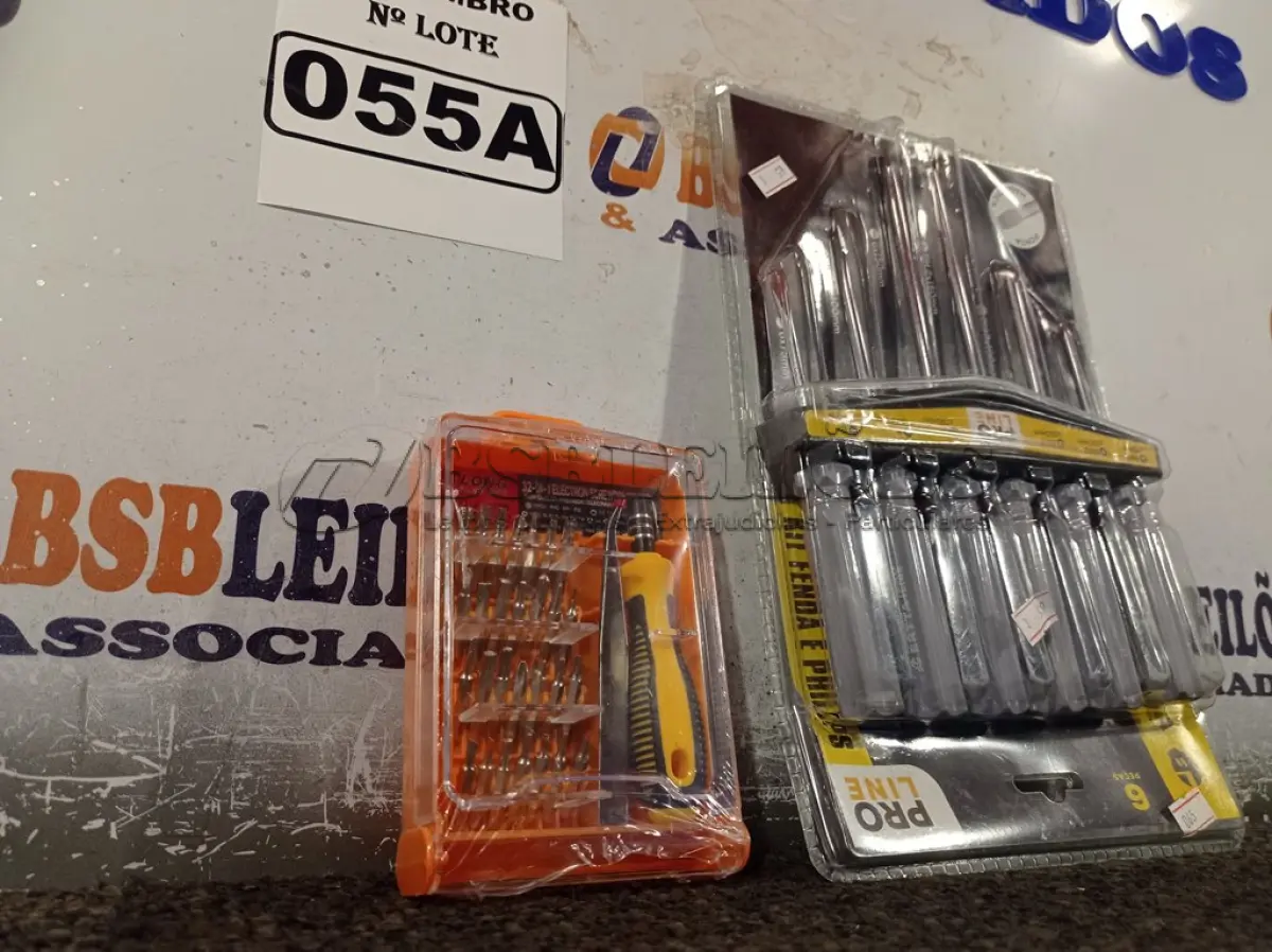 LOTE 055 - 01 KIT DE CHAVES FENDA/PHILIPS E 01 KIT DE CHAVES DE PRECISÃO. (NO ESTADO) ATENÇÃO! FAZER A VISITAÇÃO ANTES DE ARREMATAR, NÃO SABEMOS SE FUNCIONA. LEILÃO NÃO TEM GARANTIA E NEM DEVOLUÇÃO, SUJEITO A POSSÍVEIS AVARIAS VISÍVEIS/OCULTAS E/OU AUSÊNCIA DE COMPONENTES.
