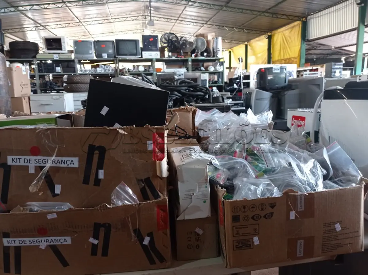 LOTE 333 - 01 COFRE, VÁRIOS APARELHOS DE TELEFONE, VÁRIOS RECORTES DE CABO DE AÇO E TUBOS DE SUPER COLA E PERIFÉRICOS DIVERSOS. (NO ESTADO) ATENÇÃO! FAZER A VISITAÇÃO ANTES DE ARREMATAR, NÃO SABEMOS SE FUNCIONA. LEILÃO NÃO TEM GARANTIA E NEM DEVOLUÇÃO, SUJEITO A POSSÍVEIS AVARIAS VISÍVEIS/OCULTAS E/OU AUSÊNCIA DE COMPONENTES.