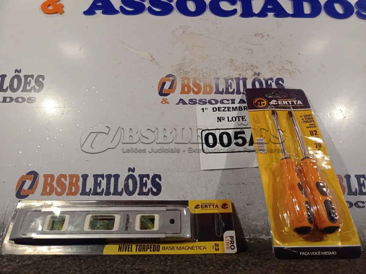 LOTE 005 - 01 NÍVEL DE MÃO E 01 DE CHAVES FENDA/PHILIPS 02 PEÇAS. (NO ESTADO) ATENÇÃO! FAZER A VISITAÇÃO ANTES DE ARREMATAR, NÃO SABEMOS SE FUNCIONA. LEILÃO NÃO TEM GARANTIA E NEM DEVOLUÇÃO, SUJEITO A POSSÍVEIS AVARIAS VISÍVEIS/OCULTAS E/OU AUSÊNCIA DE COMPONENTES.