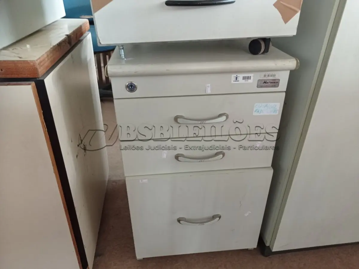 LOTE 458 - 02 GAVETEIROS SENDO 01 COM 04 E OUTRO COM 03 GAVETAS. (NO ESTADO) ATENÇÃO! FAZER A VISITAÇÃO ANTES DE ARREMATAR, NÃO SABEMOS SE FUNCIONA. LEILÃO NÃO TEM GARANTIA E NEM DEVOLUÇÃO, SUJEITO A POSSÍVEIS AVARIAS VISÍVEIS/OCULTAS E/OU AUSÊNCIA DE COMPONENTES.