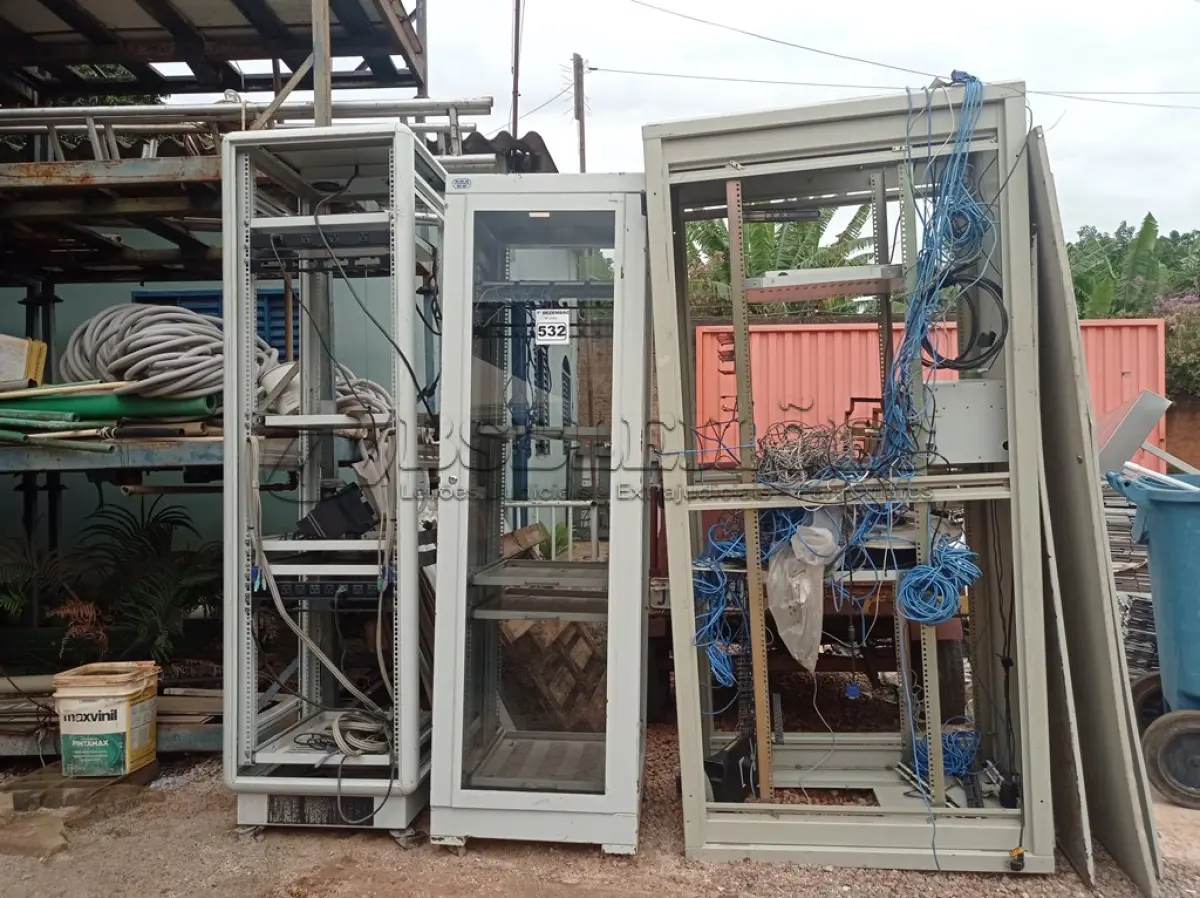 LOTE 532 - 03 RACKS PARA EQUIPAMENTOS DE TELECOMUNICAÇÕES. (NO ESTADO) ATENÇÃO! FAZER A VISITAÇÃO ANTES DE ARREMATAR, NÃO SABEMOS SE FUNCIONA. LEILÃO NÃO TEM GARANTIA E NEM DEVOLUÇÃO, SUJEITO A POSSÍVEIS AVARIAS VISÍVEIS/OCULTAS E/OU AUSÊNCIA DE COMPONENTES.