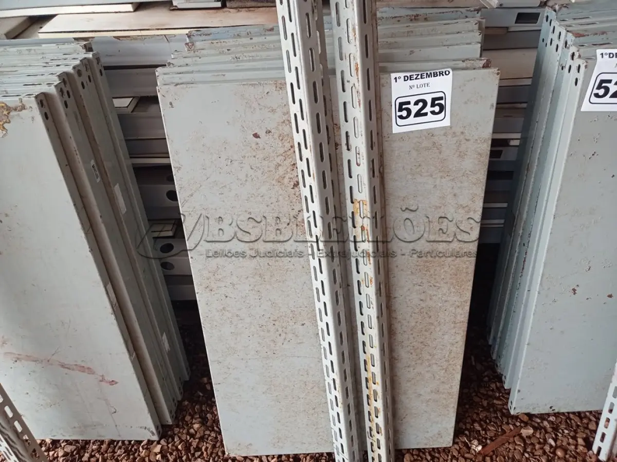LOTE 525 - 01 ESTANTE DE AÇO COM 07 PRATELEIRAS. (NO ESTADO) ATENÇÃO! FAZER A VISITAÇÃO ANTES DE ARREMATAR, NÃO SABEMOS SE FUNCIONA. LEILÃO NÃO TEM GARANTIA E NEM DEVOLUÇÃO, SUJEITO A POSSÍVEIS AVARIAS VISÍVEIS/OCULTAS E/OU AUSÊNCIA DE COMPONENTES.