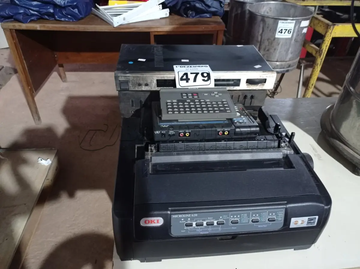 LOTE 479 - 01 IMPRESSORA MATRICIAL E ELETRÔNICOS DIVERSOS. (NO ESTADO) ATENÇÃO! FAZER A VISITAÇÃO ANTES DE ARREMATAR, NÃO SABEMOS SE FUNCIONA. LEILÃO NÃO TEM GARANTIA E NEM DEVOLUÇÃO, SUJEITO A POSSÍVEIS AVARIAS VISÍVEIS/OCULTAS E/OU AUSÊNCIA DE COMPONENTES.