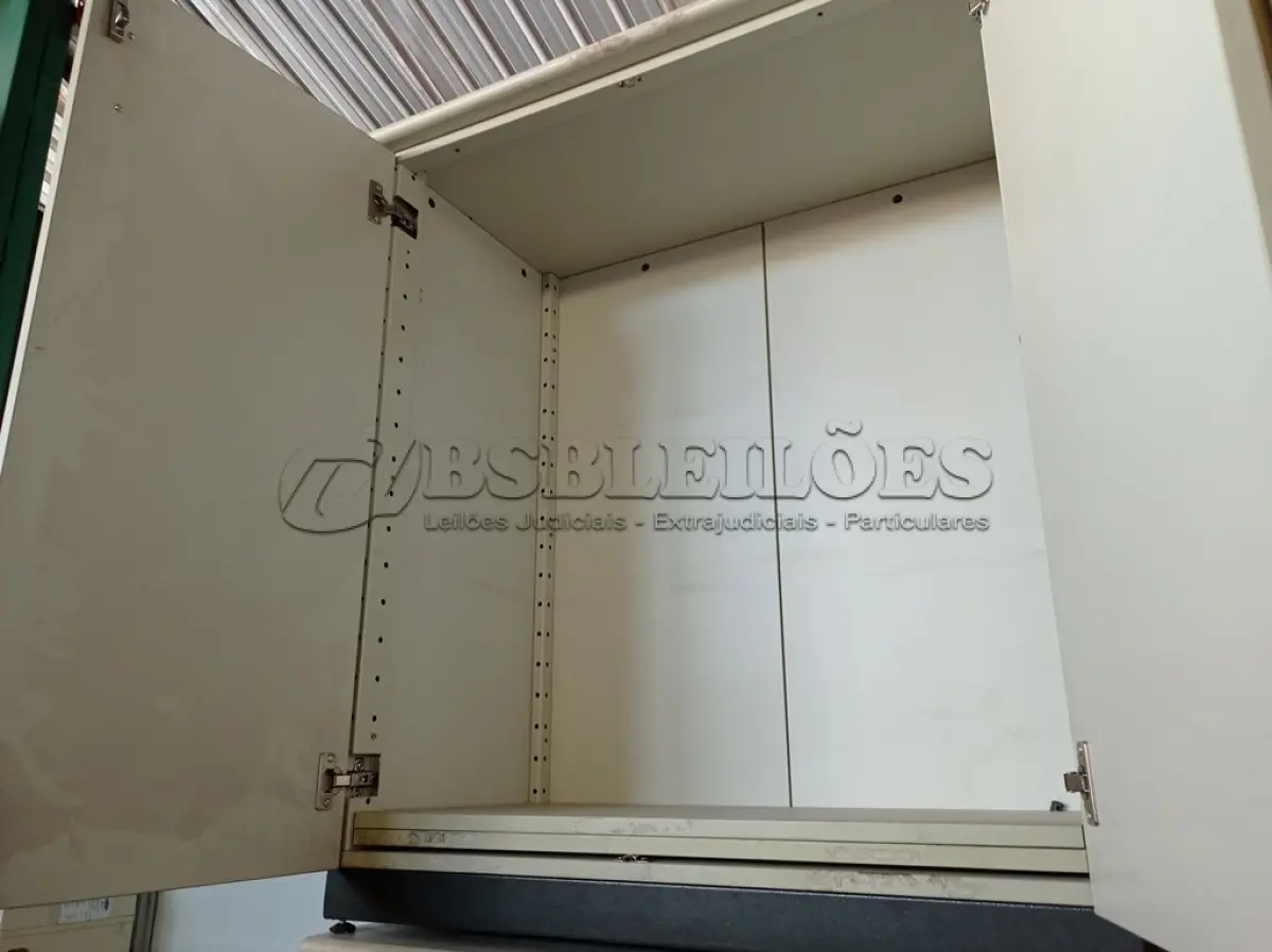 LOTE 495 - 02 ARMÁRIOS EM MADEIRA. (NO ESTADO) ATENÇÃO! FAZER A VISITAÇÃO ANTES DE ARREMATAR, NÃO SABEMOS SE FUNCIONA. LEILÃO NÃO TEM GARANTIA E NEM DEVOLUÇÃO, SUJEITO A POSSÍVEIS AVARIAS VISÍVEIS/OCULTAS E/OU AUSÊNCIA DE COMPONENTES.