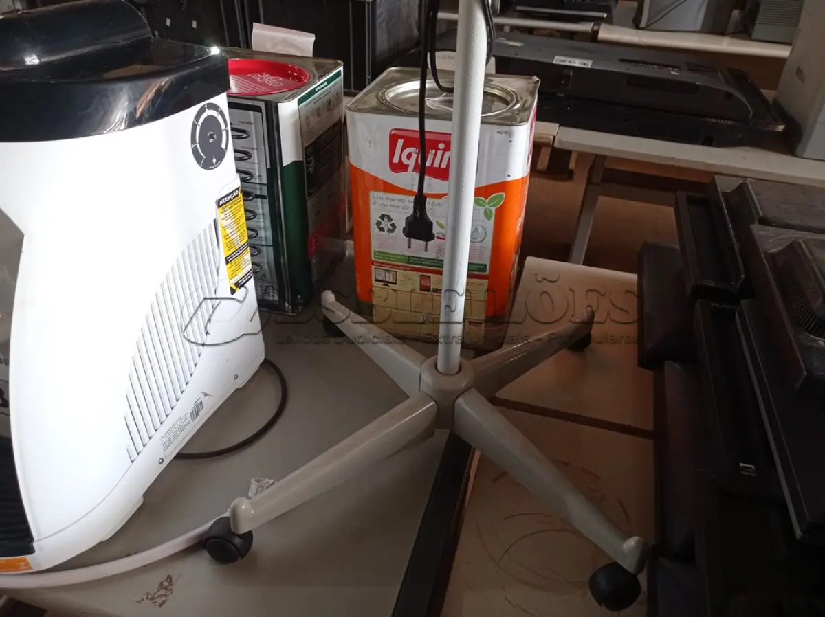 LOTE 337 - 01 LUMIARIA COM SUPORTE. (NO ESTADO) ATENÇÃO! FAZER A VISITAÇÃO ANTES DE ARREMATAR, NÃO SABEMOS SE FUNCIONA. LEILÃO NÃO TEM GARANTIA E NEM DEVOLUÇÃO, SUJEITO A POSSÍVEIS AVARIAS VISÍVEIS/OCULTAS E/OU AUSÊNCIA DE COMPONENTES.