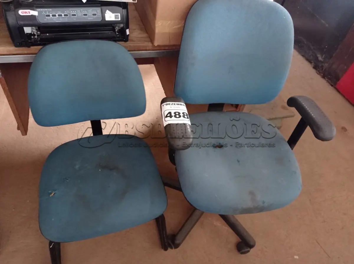 LOTE 488 - 02 CADEIRAS DE ESCRITÓRIO SENDO 01 COM BASE FIXA E OUTRA COM BASE GIRATÓRIA. (NO ESTADO) ATENÇÃO! FAZER A VISITAÇÃO ANTES DE ARREMATAR, NÃO SABEMOS SE FUNCIONA. LEILÃO NÃO TEM GARANTIA E NEM DEVOLUÇÃO, SUJEITO A POSSÍVEIS AVARIAS VISÍVEIS/OCULTAS E/OU AUSÊNCIA DE COMPONENTES.