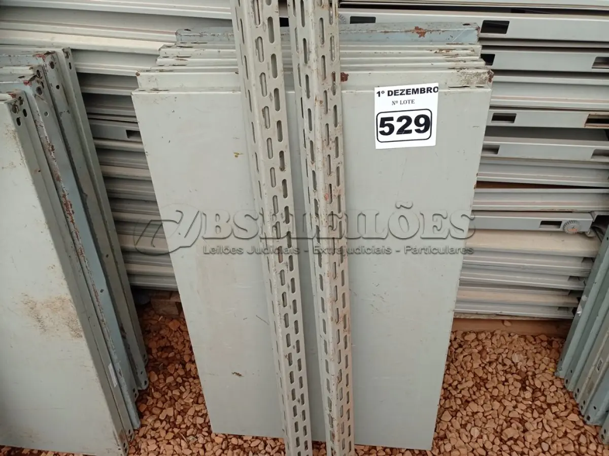 LOTE 529 - 01 ESTANTE DE AÇO COM 08 PRATELEIRAS. (NO ESTADO) ATENÇÃO! FAZER A VISITAÇÃO ANTES DE ARREMATAR, NÃO SABEMOS SE FUNCIONA. LEILÃO NÃO TEM GARANTIA E NEM DEVOLUÇÃO, SUJEITO A POSSÍVEIS AVARIAS VISÍVEIS/OCULTAS E/OU AUSÊNCIA DE COMPONENTES.