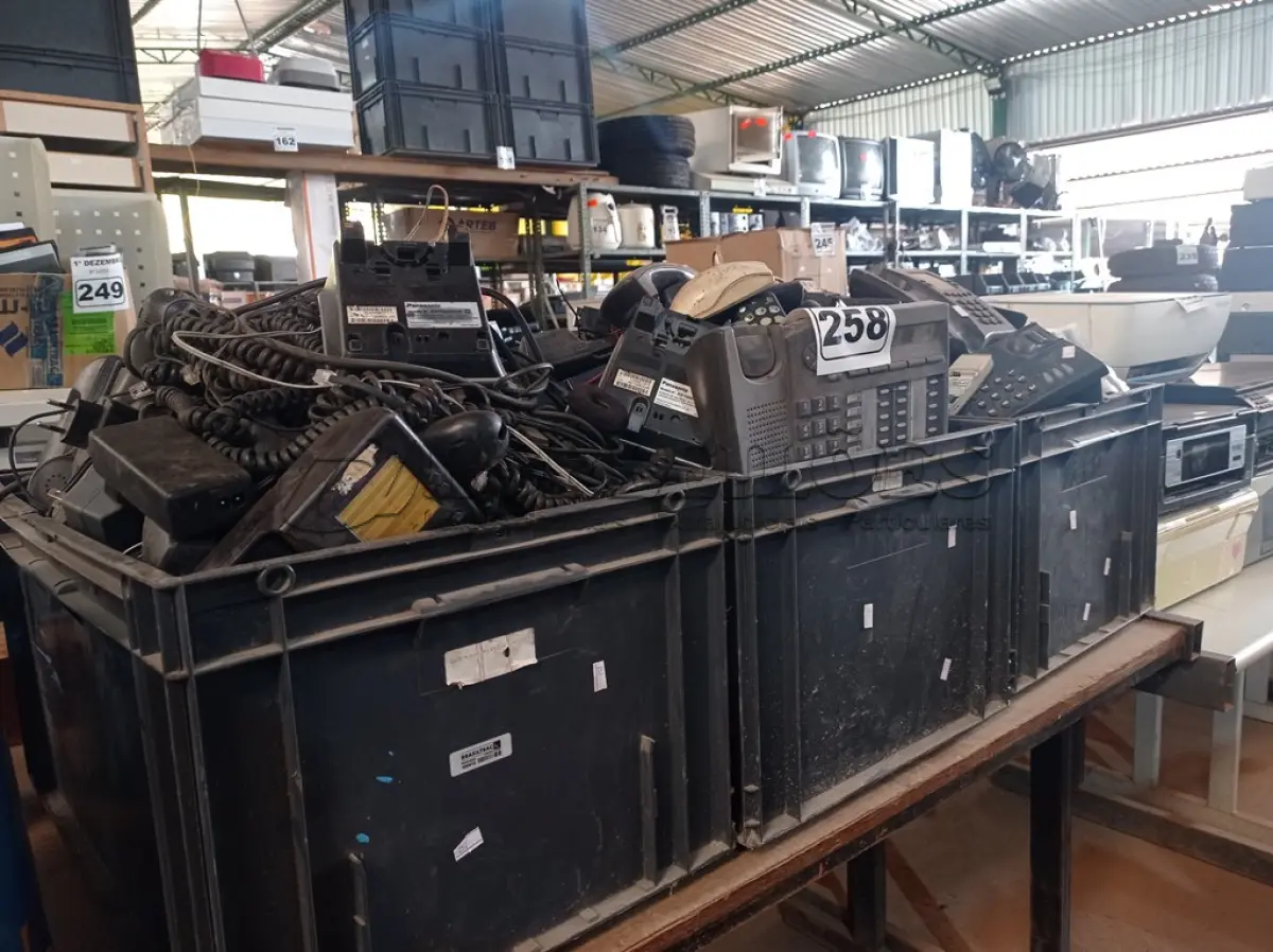 LOTE 258 - 03 CAIXAS COM VÁRIOS APARELHOS DE TELEFONE E ELETRÔNICOS DIVERSOS. (NO ESTADO) ATENÇÃO! FAZER A VISITAÇÃO ANTES DE ARREMATAR, NÃO SABEMOS SE FUNCIONA. LEILÃO NÃO TEM GARANTIA E NEM DEVOLUÇÃO, SUJEITO A POSSÍVEIS AVARIAS VISÍVEIS/OCULTAS E/OU AUSÊNCIA DE COMPONENTES.