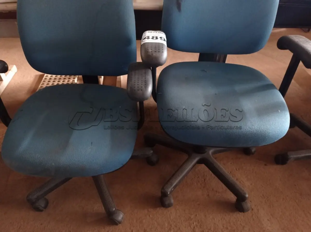 LOTE 489 - 02 CADEIRAS DE ESCRITÓRIO COM BASE GIRATÓRIA. (NO ESTADO) ATENÇÃO! FAZER A VISITAÇÃO ANTES DE ARREMATAR, NÃO SABEMOS SE FUNCIONA. LEILÃO NÃO TEM GARANTIA E NEM DEVOLUÇÃO, SUJEITO A POSSÍVEIS AVARIAS VISÍVEIS/OCULTAS E/OU AUSÊNCIA DE COMPONENTES.