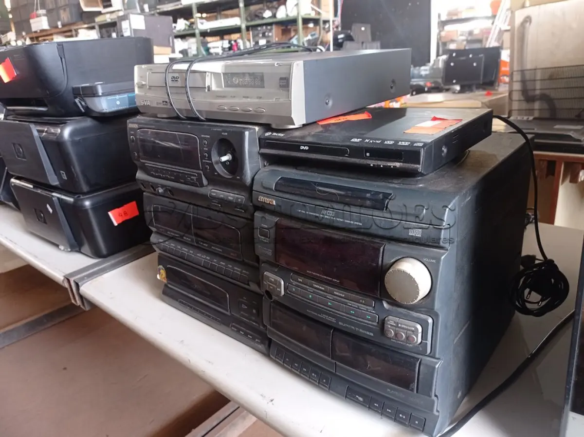 LOTE 274 - 02 APARELHOS DE SOM E 08 APARELHOS DE DVD MARCAS E MODELOS DIVERSOS. (NO ESTADO) ATENÇÃO! FAZER A VISITAÇÃO ANTES DE ARREMATAR, NÃO SABEMOS SE FUNCIONA. LEILÃO NÃO TEM GARANTIA E NEM DEVOLUÇÃO, SUJEITO A POSSÍVEIS AVARIAS VISÍVEIS/OCULTAS E/OU AUSÊNCIA DE COMPONENTES.