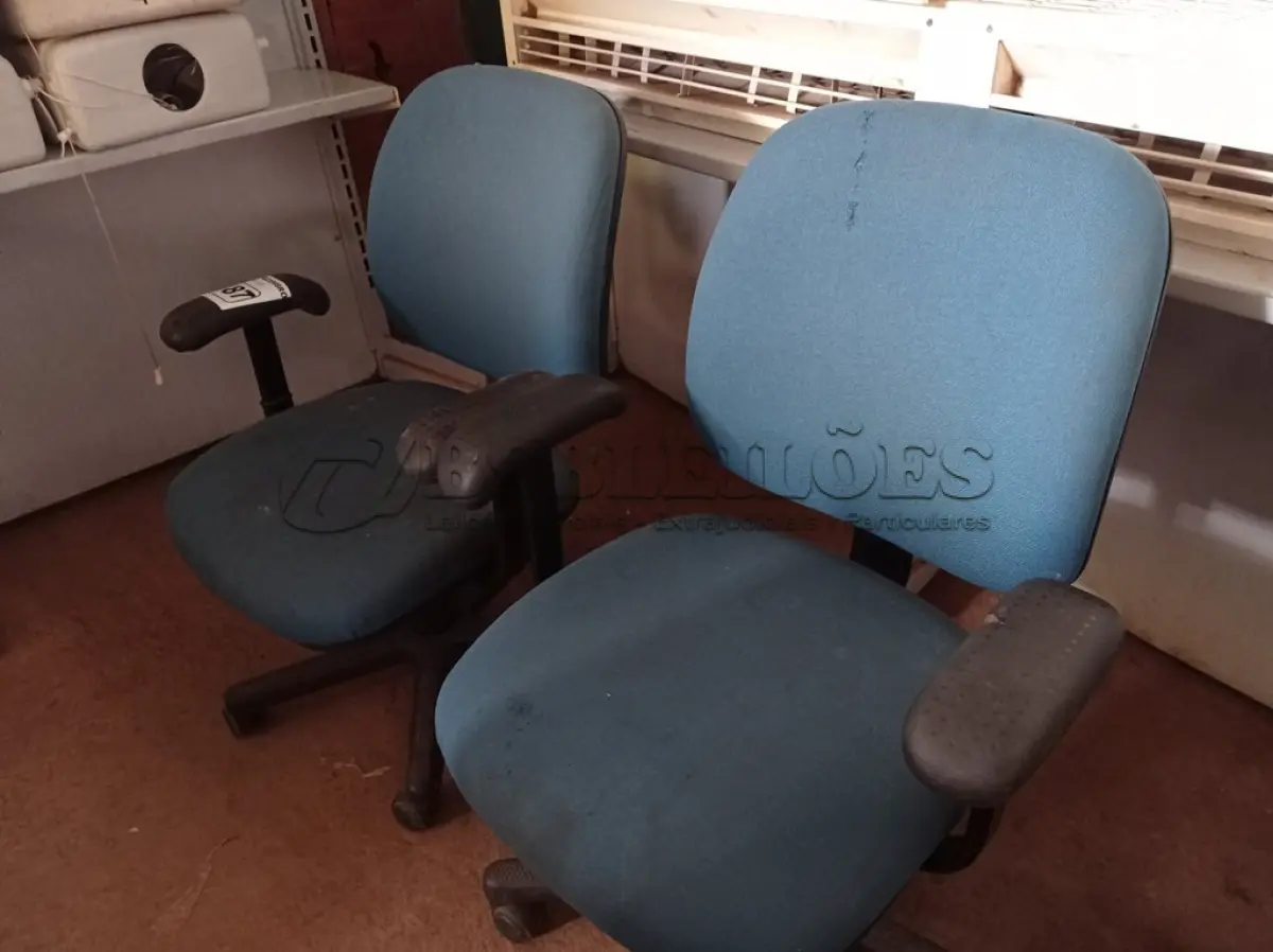 LOTE 487 - 02 CADEIRAS DE ESCRITÓRIO COM BASE GIRATÓRIA. (NO ESTADO) ATENÇÃO! FAZER A VISITAÇÃO ANTES DE ARREMATAR, NÃO SABEMOS SE FUNCIONA. LEILÃO NÃO TEM GARANTIA E NEM DEVOLUÇÃO, SUJEITO A POSSÍVEIS AVARIAS VISÍVEIS/OCULTAS E/OU AUSÊNCIA DE COMPONENTES.