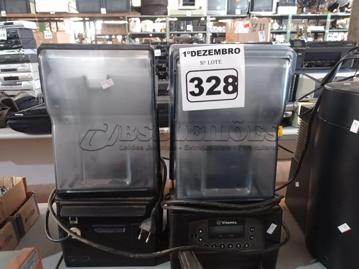 LOTE 328 - 02 LIQUIDIFICADORES PARA DRINK. (NO ESTADO) ATENÇÃO! FAZER A VISITAÇÃO ANTES DE ARREMATAR, NÃO SABEMOS SE FUNCIONA. LEILÃO NÃO TEM GARANTIA E NEM DEVOLUÇÃO, SUJEITO A POSSÍVEIS AVARIAS VISÍVEIS/OCULTAS E/OU AUSÊNCIA DE COMPONENTES.