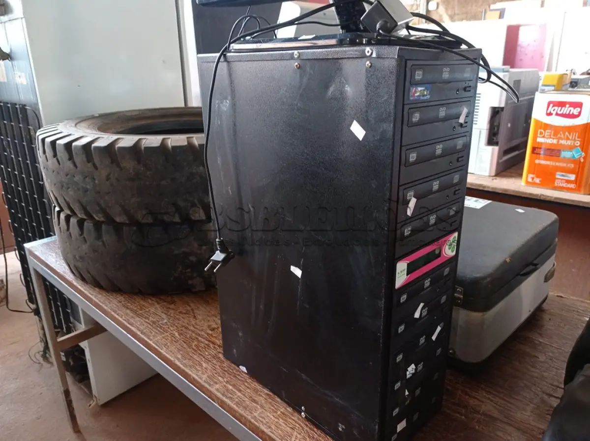 LOTE 352 - 01 DUPLICADORA DE DVD E 01 MONITOR. (NO ESTADO) ATENÇÃO! FAZER A VISITAÇÃO ANTES DE ARREMATAR, NÃO SABEMOS SE FUNCIONA. LEILÃO NÃO TEM GARANTIA E NEM DEVOLUÇÃO, SUJEITO A POSSÍVEIS AVARIAS VISÍVEIS/OCULTAS E/OU AUSÊNCIA DE COMPONENTES.