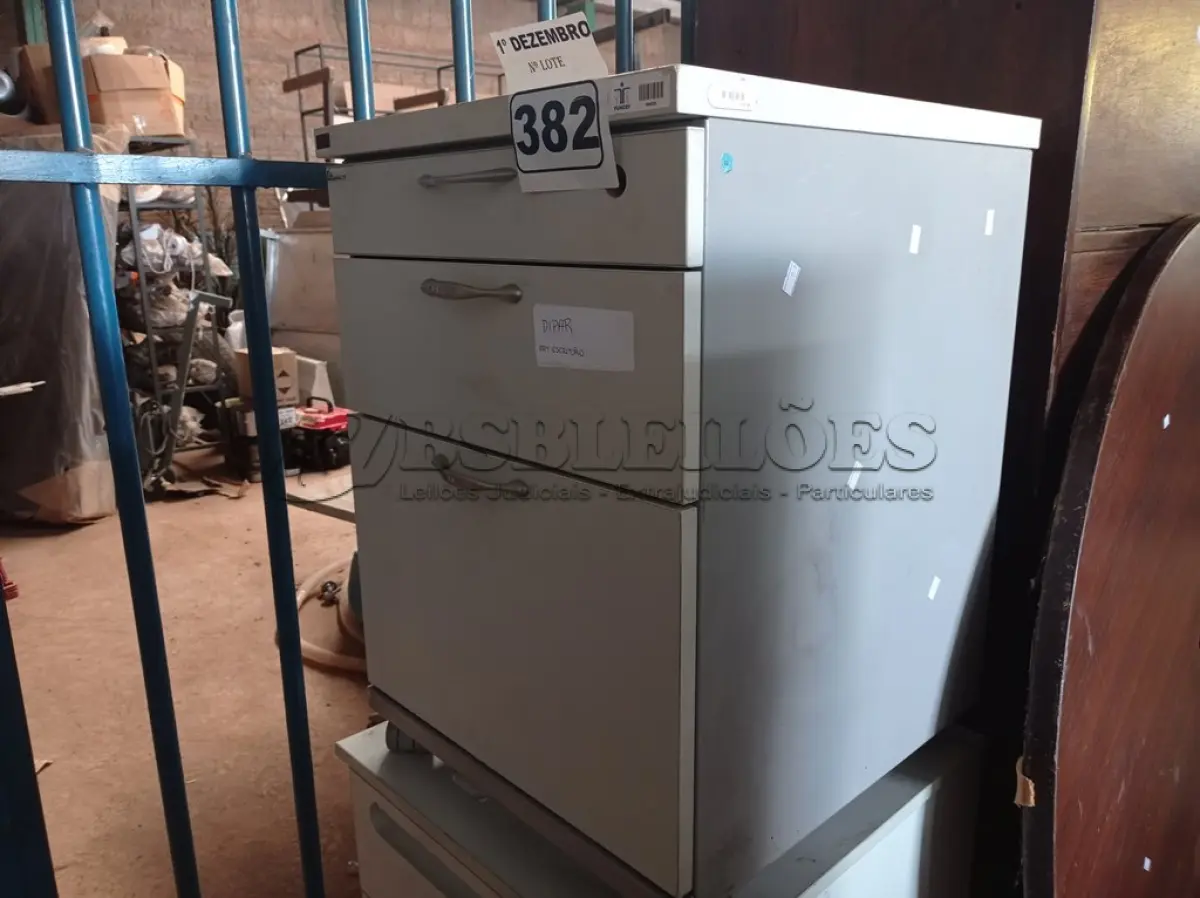 LOTE 382 - 02 GAVETEIROS COM 03 GAVETAS. (NO ESTADO) ATENÇÃO! FAZER A VISITAÇÃO ANTES DE ARREMATAR, NÃO SABEMOS SE FUNCIONA. LEILÃO NÃO TEM GARANTIA E NEM DEVOLUÇÃO, SUJEITO A POSSÍVEIS AVARIAS VISÍVEIS/OCULTAS E/OU AUSÊNCIA DE COMPONENTES.