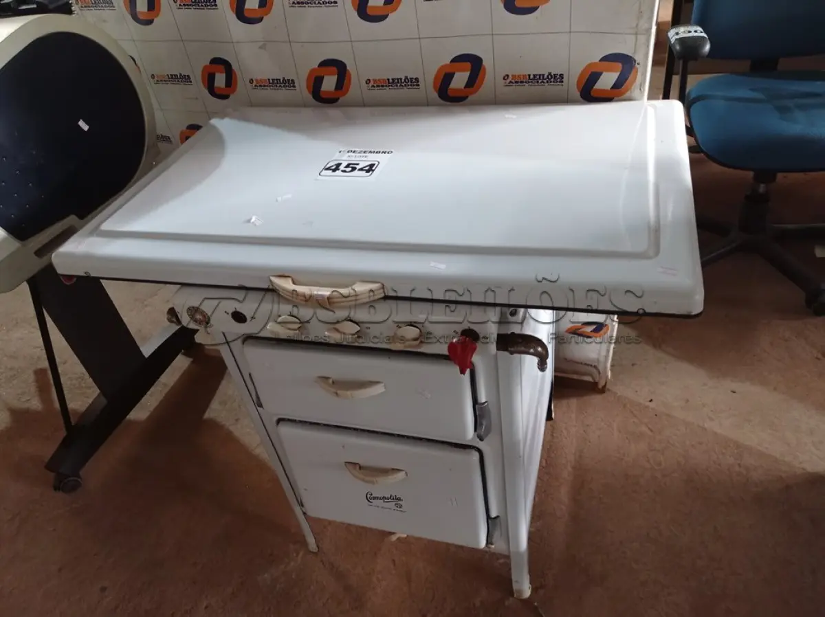 LOTE 454 - 01 FOGÃO A GÁS 04 BOCAS ESMALTADO. (NO ESTADO) ATENÇÃO! FAZER A VISITAÇÃO ANTES DE ARREMATAR, NÃO SABEMOS SE FUNCIONA. LEILÃO NÃO TEM GARANTIA E NEM DEVOLUÇÃO, SUJEITO A POSSÍVEIS AVARIAS VISÍVEIS/OCULTAS E/OU AUSÊNCIA DE COMPONENTES.